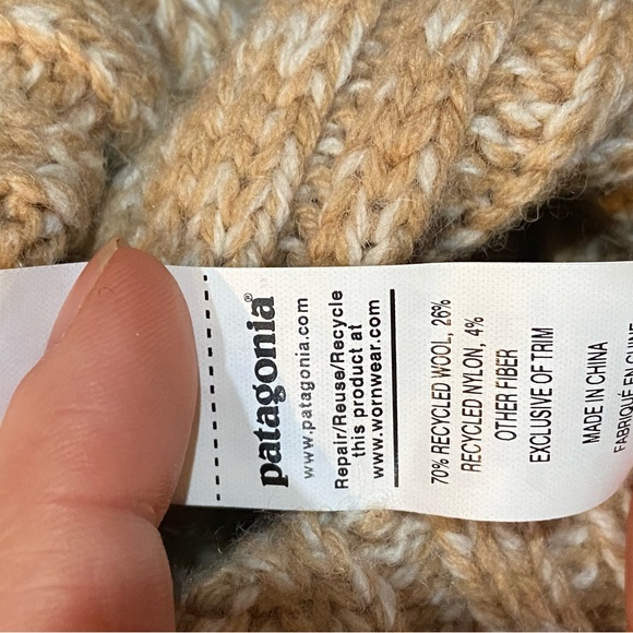 PATAGONIA WOOL POM BEANIE IN BIRCH WHITE -NWT - Picture 7 of 9